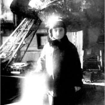 044_Клер Гидони на фоне Светопамятника 10-летию Октябрьской революции